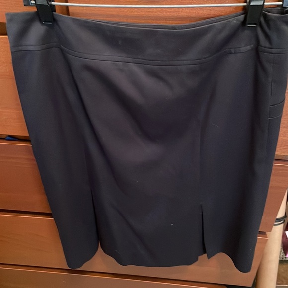 BCBG To The Max size 4 black skirt - Picture 2 of 2